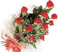  Ramo de 18 Rosas medianas decorado con helecho y ghipsofila (Regalos Flores .com.ar) 